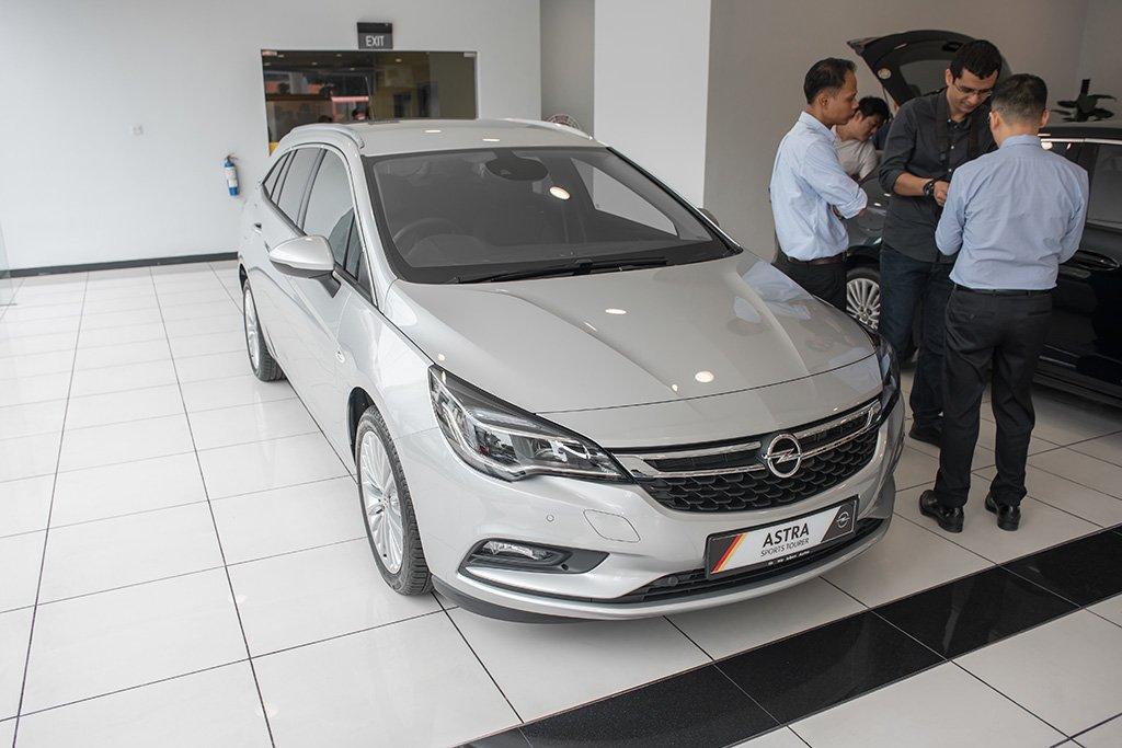 Opel Astra J Sports Tourer - Design Roadshow 