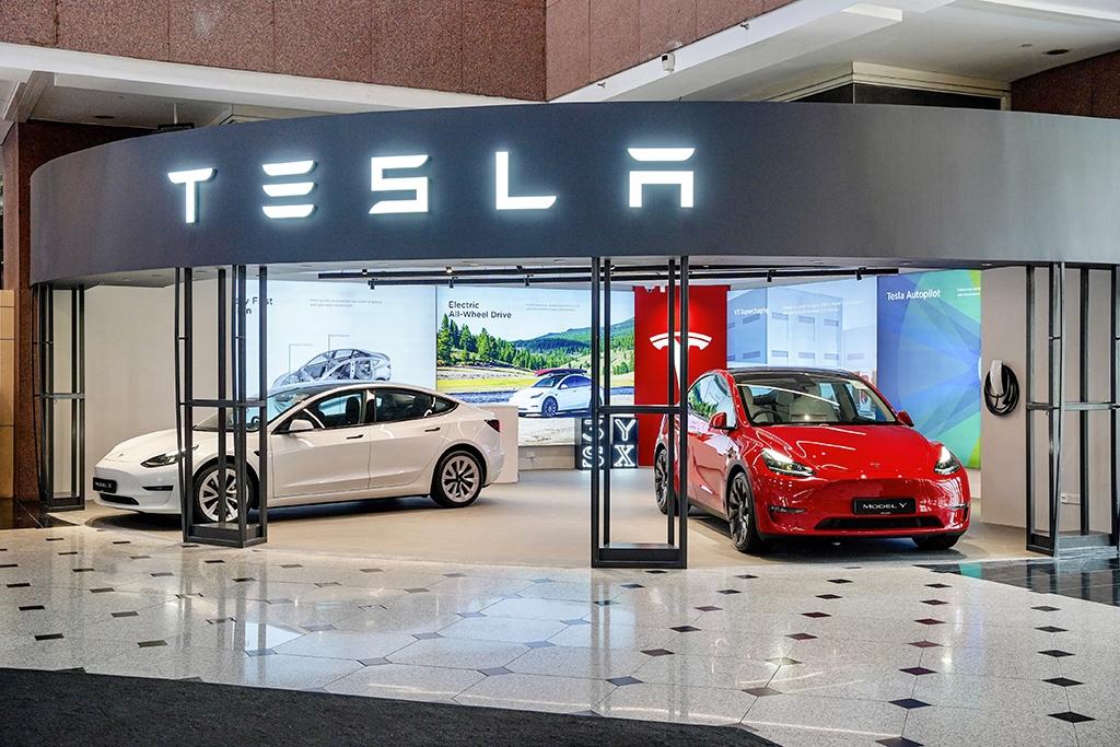 Tesla cuts prices amid price war in China - Sgcarmart