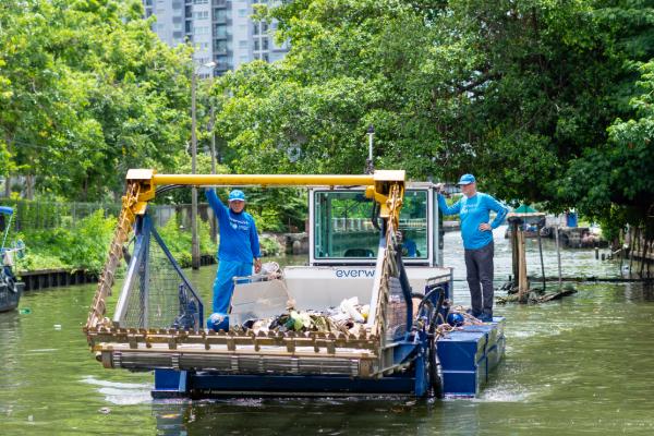 Bentley supports river cleanup mission in Thailand